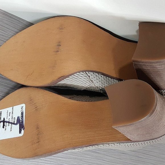 Hinge Daphne Bootie, Light Grey Leather, Womens Size 8 & 9 - Picture 9 of 9